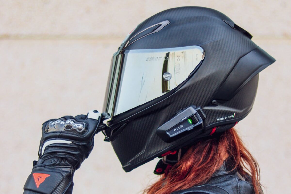 une femme avec un casque de moto sur la tête