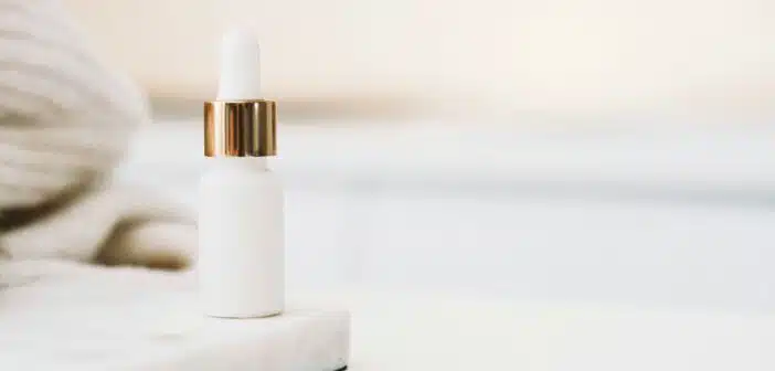 un produit de beauté au packaging clair