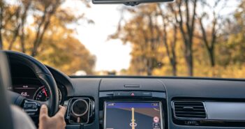 une femme au volant d'une voiture