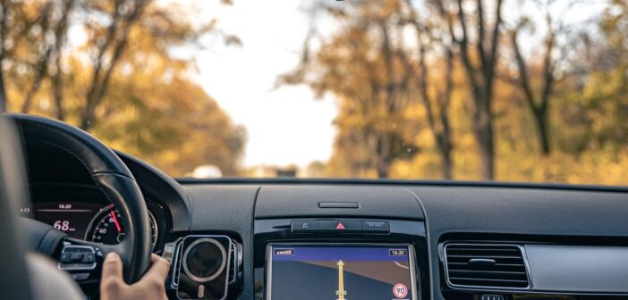 une femme au volant d'une voiture